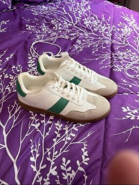White Sneakers with Green Stripe and Gum Sole American Eagle brand new size 9